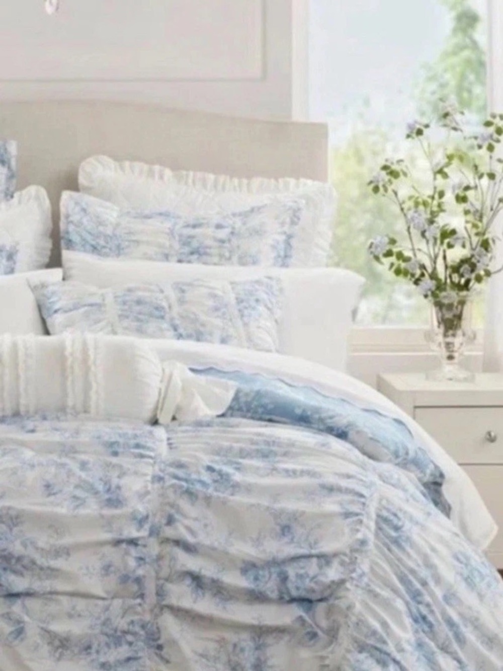 Elegant Blue and White FULL/QUEEN
Comforter ~ Reversible NWT - Picture 6 of 7
